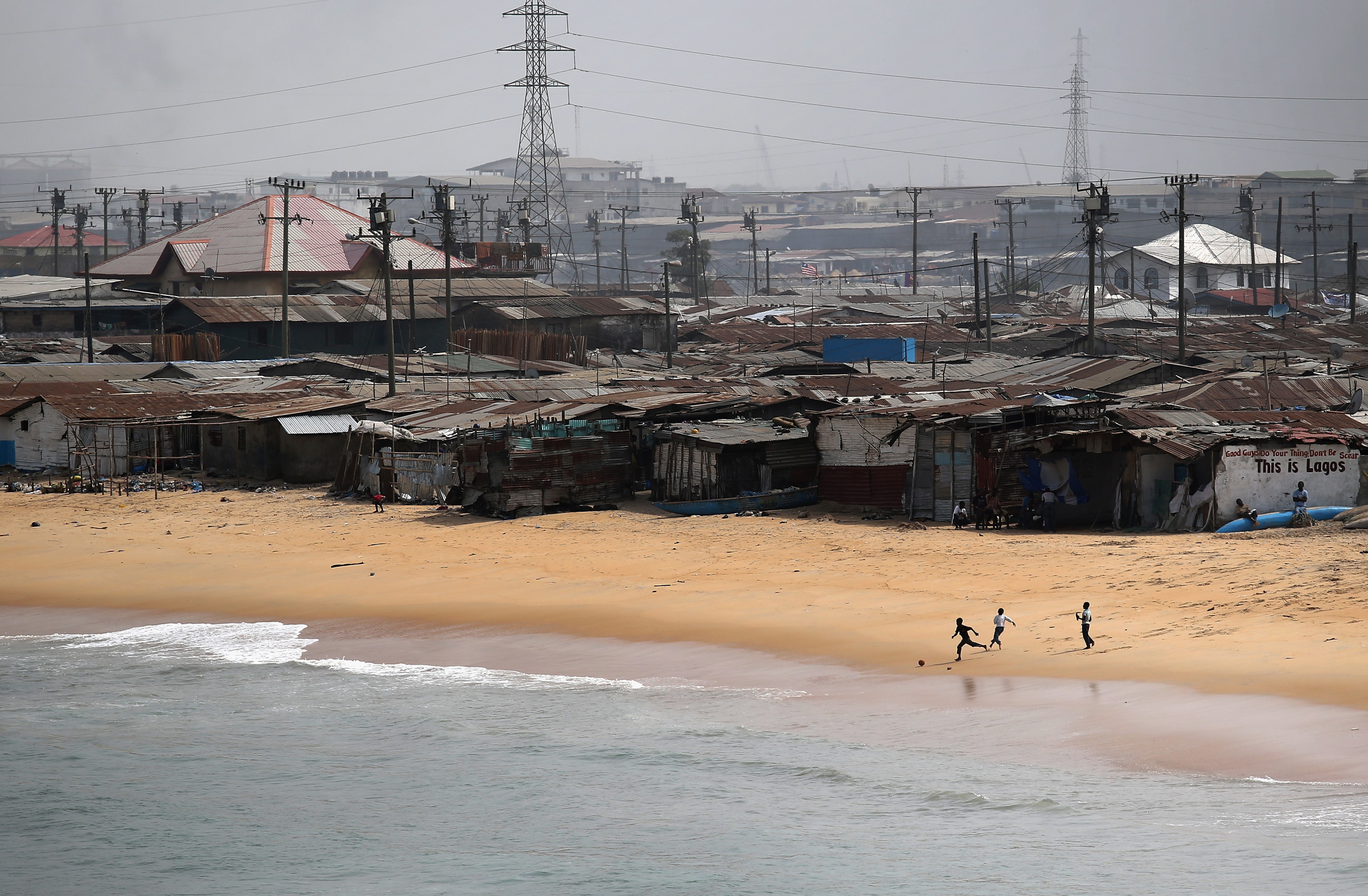 De armste wijk van Liberia, West Point in Monrovia, werd zwaar getroffen door de ebolauitbraak in 2014, die ongeveer 11.300 doden in West-Afrika tot gevolg had. – © John Moore / Getty Images 