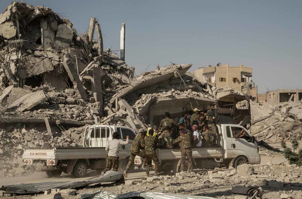 Leden van de Syrische Democratische Strijdkrachten (SDF) in Raqqa op 20 oktober. – © Asmaa Waguih