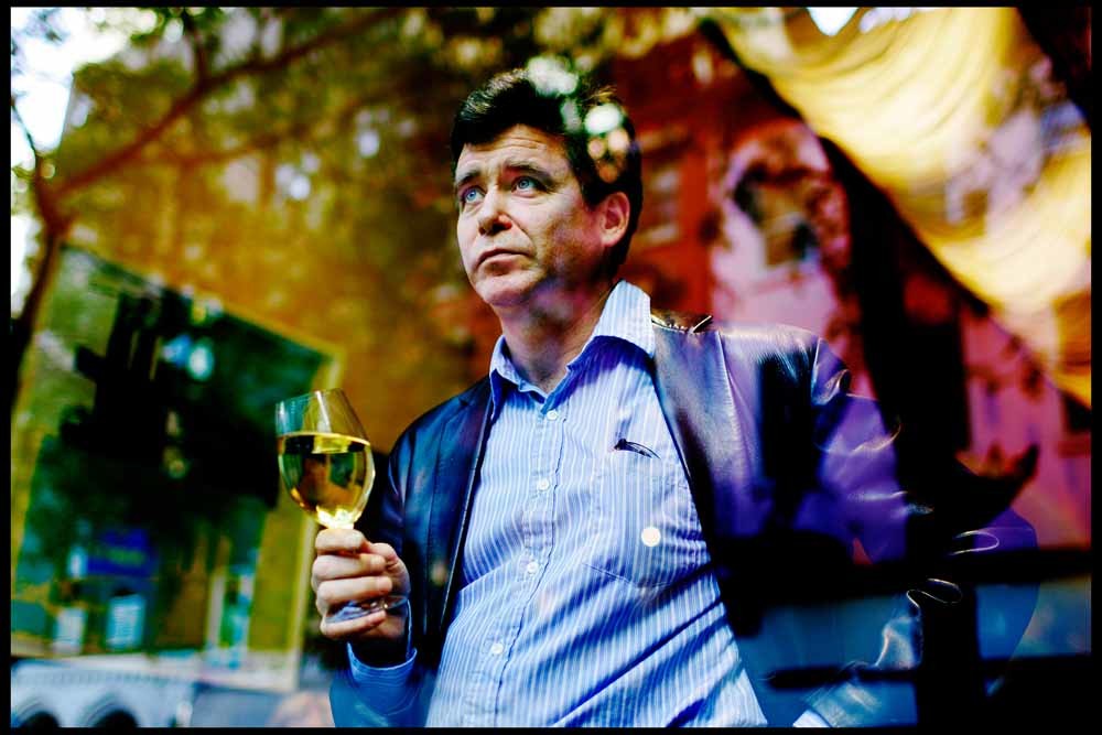 Jay McInerney aan het werk in de Gotham Bar and Grill in New York. – © David Howells / Getty Images
