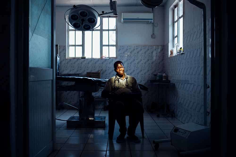 Evan Atar in zijn operatiekamer. – © Alex Pritz