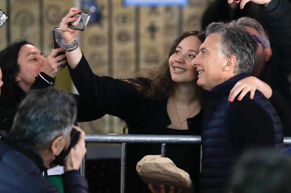 Mauricio Macri laat zich fotograferen met een fan tijdens de tussentijdse parlementsverkiezingen. Buenos Aires, Argentinië. – © Natacha Pisarenko / HH