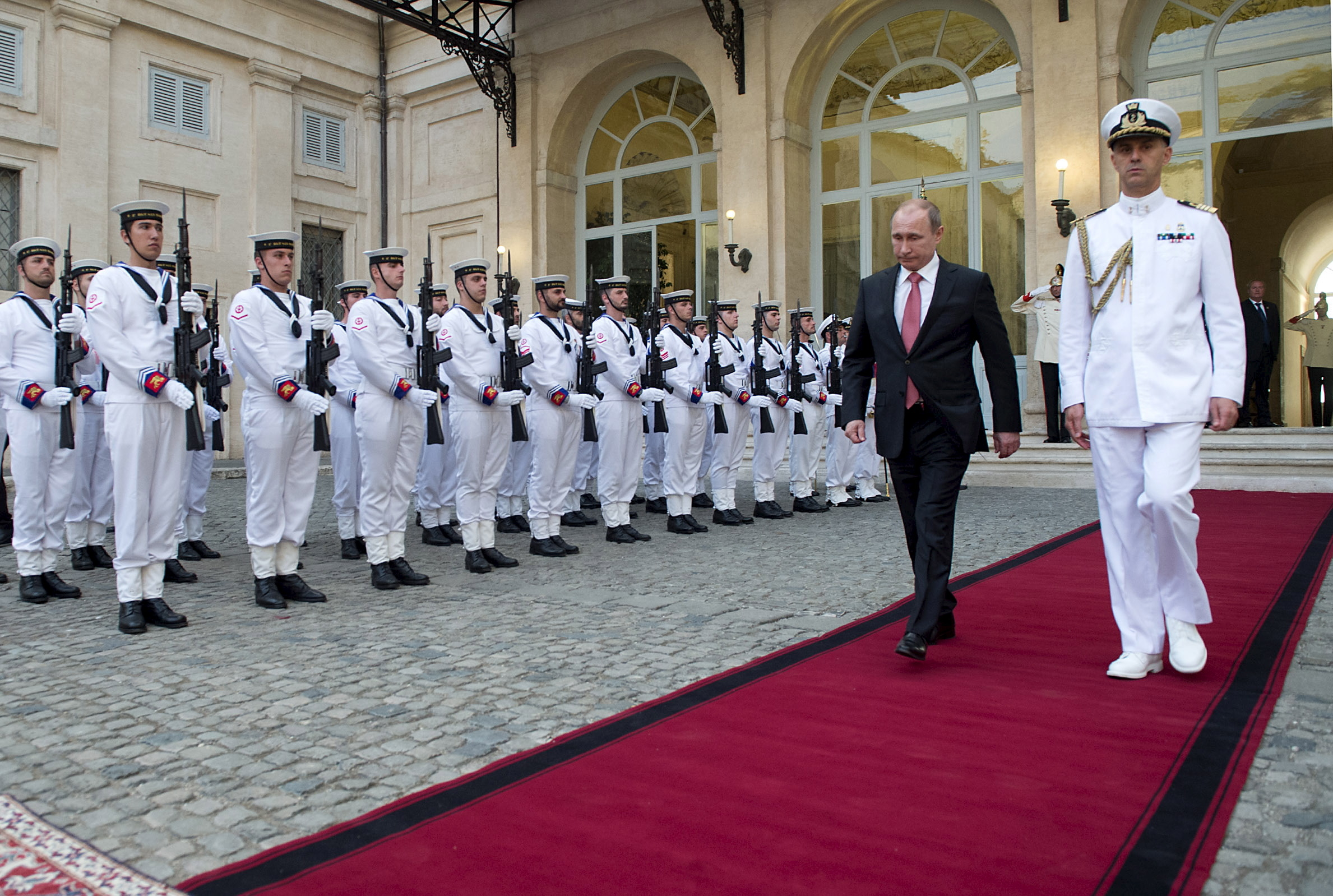 Vladimir Poetin na zijn ontmoeting met de Italiaanse president Sergio Mattarella in Rome. – © Reuters