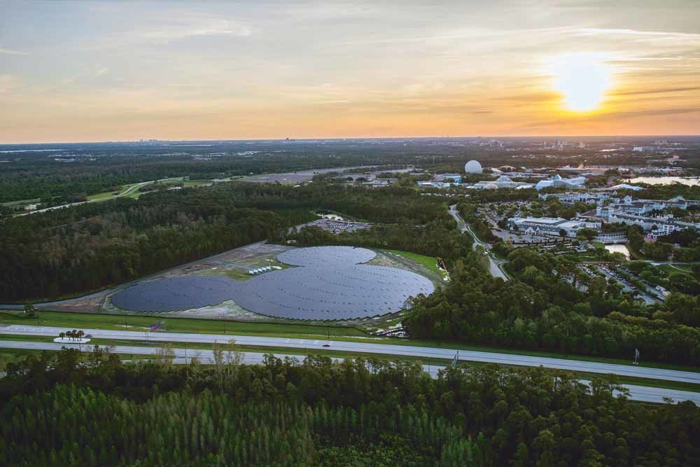 Mickey Mouse-zonnepanelen in Lake Buena Vista. Disney bepaalt er de politiek en de belastinggrondslagen. – © HH