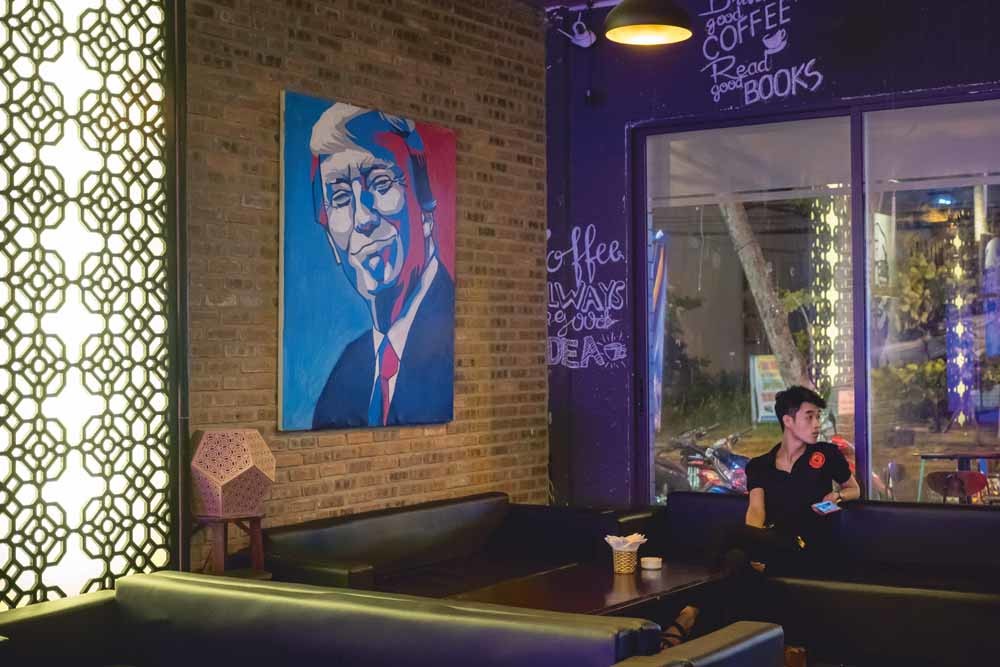 De Trump-bar in Da Nang, Vietnam. Eigenaar Nguyen Ha Anh Tuan (32) houdt van de reuring die Trump veroorzaakt en hoopt dat die overslaat naar zijn etablissement. – © Linh Pham / Getty