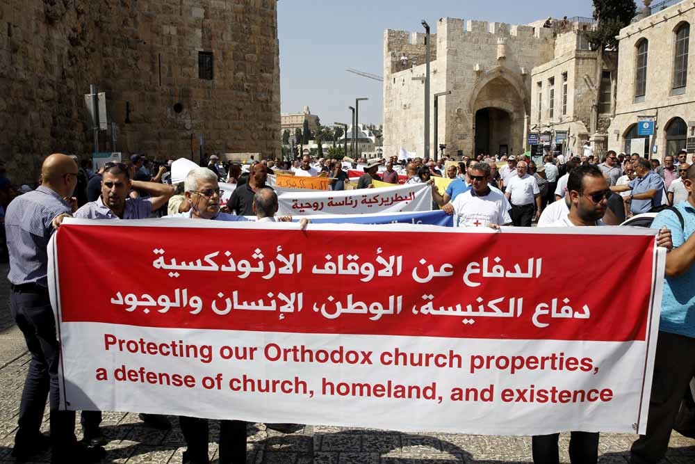 Honderden Palestijnen kwamen demonstreren in de oude stad van Jeruzalem onder de ramen van het patriarchaat. Ze eisen het aftreden van Theo lus III. – © Mahmoud Illean / HH