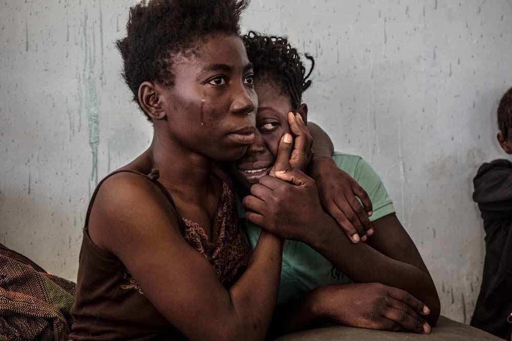 Met deze foto, ‘The Libyan Migrant Trap’, won fotograaf Daniel Etter een derde prijs bij de World Press Photo 2016. De foto toont twee Nigeriaanse vluchtelingen in een detentiecentrum in het Libische Sorman. – © Daniel Etter/World Press Photo/HH