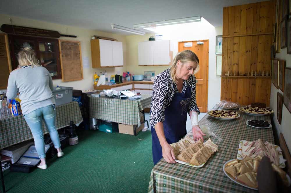 In het clubhuis van een cricketclub in North Devon worden sandwiches bereid. – © Ben Birchall / Getty