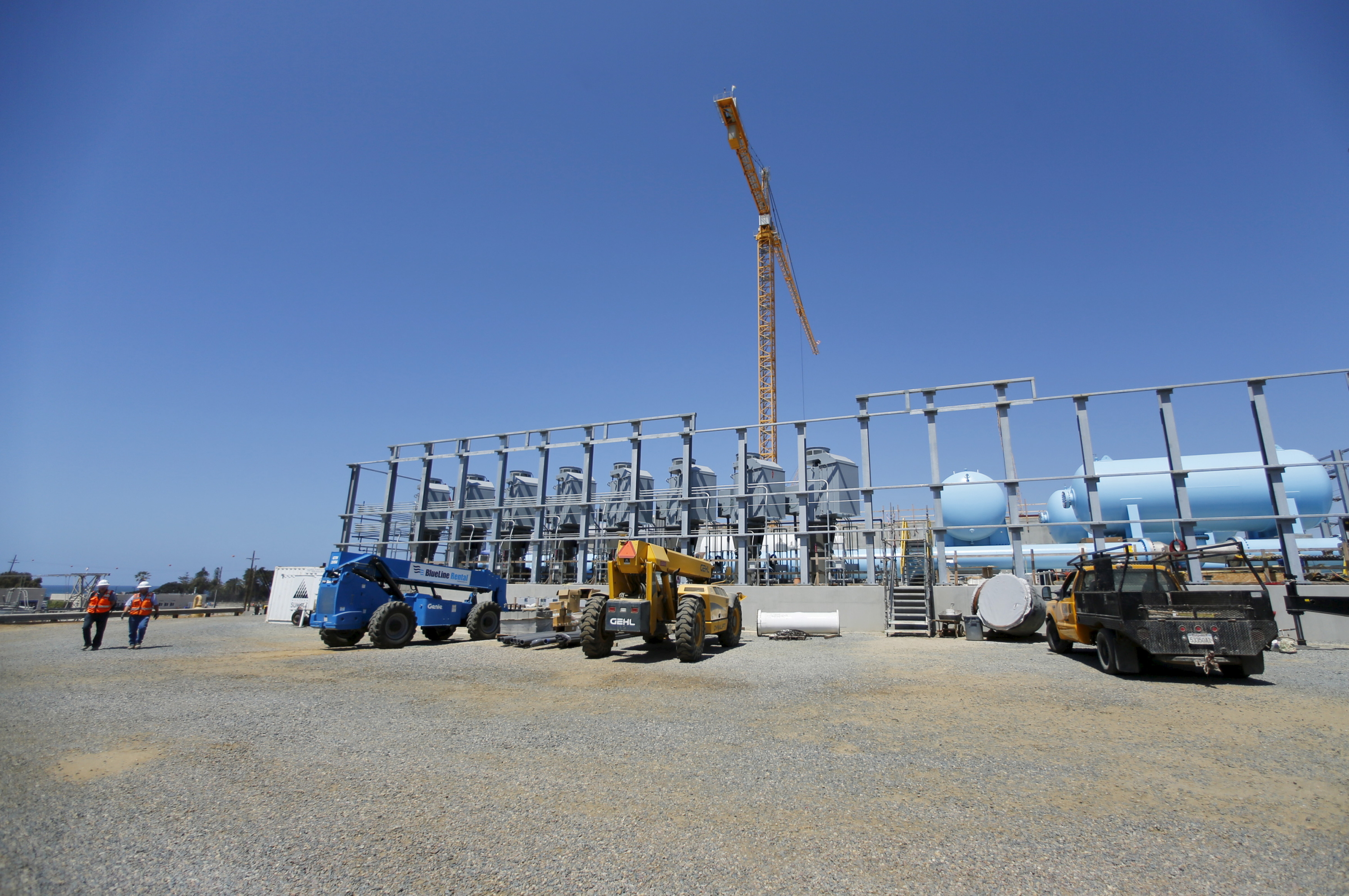 Irrigatiewerkzaamheden. 1. De bouw aan een reusachtige zeewaterontziltingsinstallatie in Carlsbad, Californië; 2. Projectmanager Peter MacLaggen (r) en zijn werknemers tussen de omgekeerde-osmosefilters; 3. Boeren repareren irrigatiepijpen.
