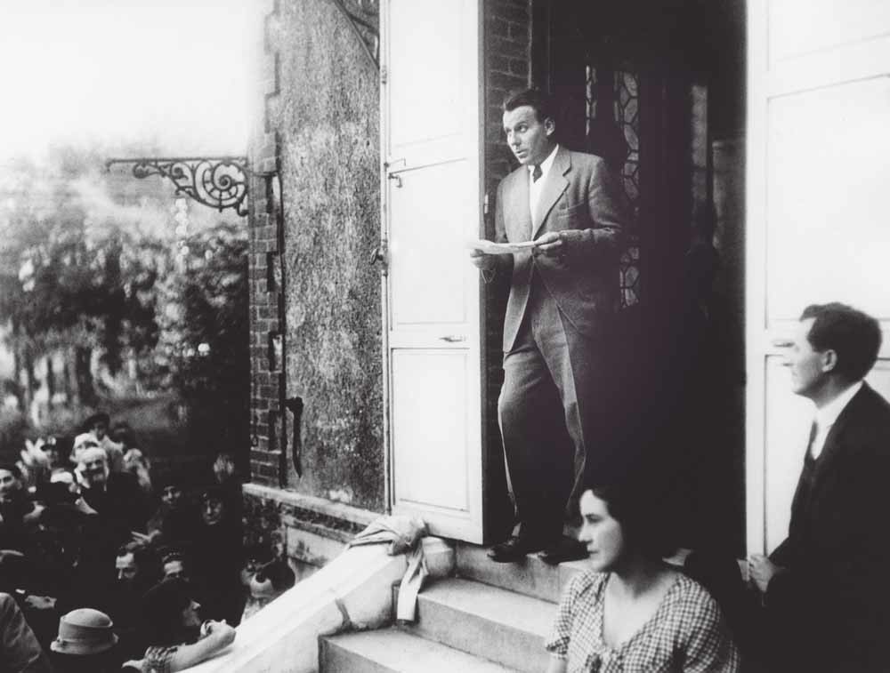 Louis Ferdinand Céline (1894-1961) voor het huis van Emile Zola in Médan. – © Rene Dazy / Rue des Archives