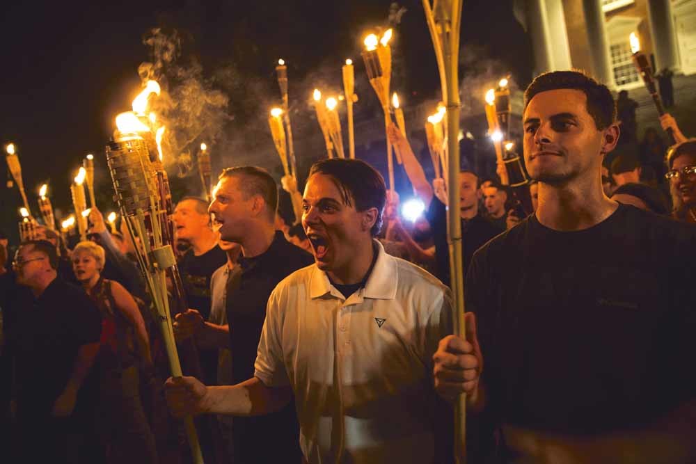 Witte supremacisten, neonazi’s en alt-rightaanhangers bij een standbeeld van Thomas Jefferson na een mars door de universiteit in Charlottesville, 11 augustus 2017. – © Samuel Corum / Anadolu Agency / Getty Images
