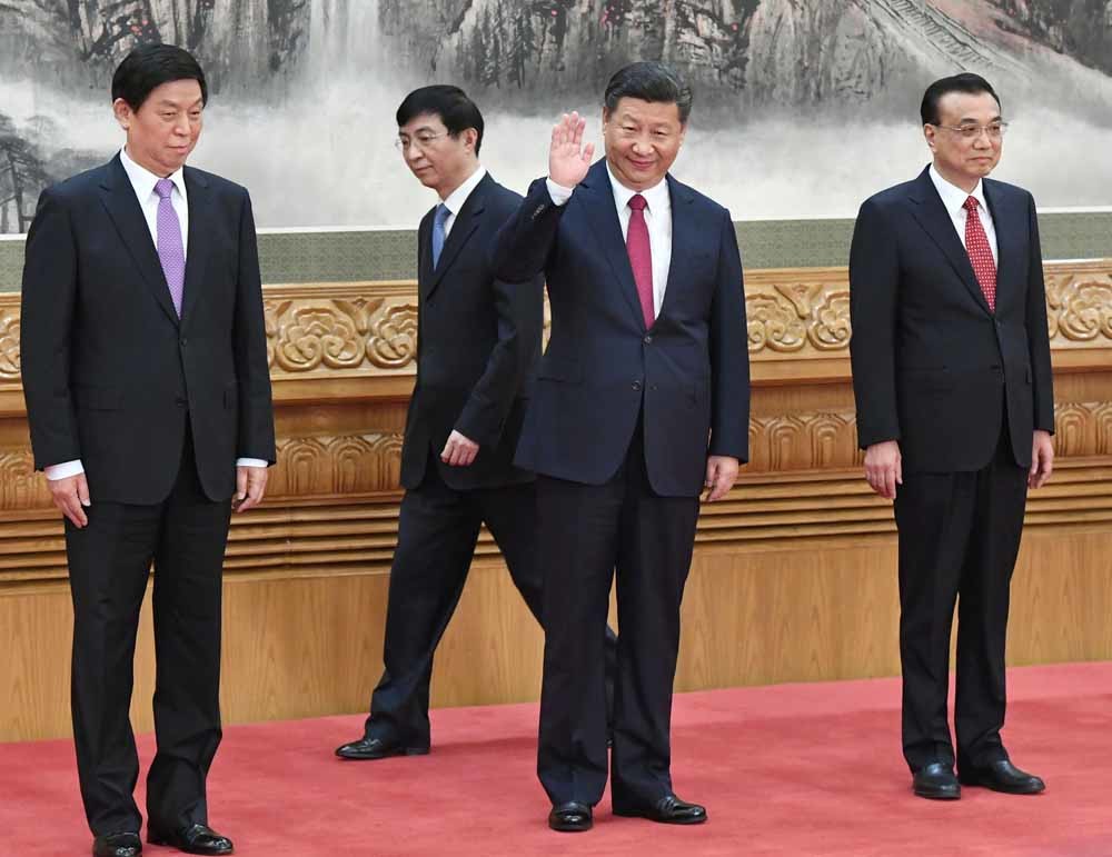 President Xi Jinping in de Grote Volkszaal in Beijing met zijn gevolg: premier Li Keqiang (r), Li Zhanshu (l) en Wang Huning. – © AP