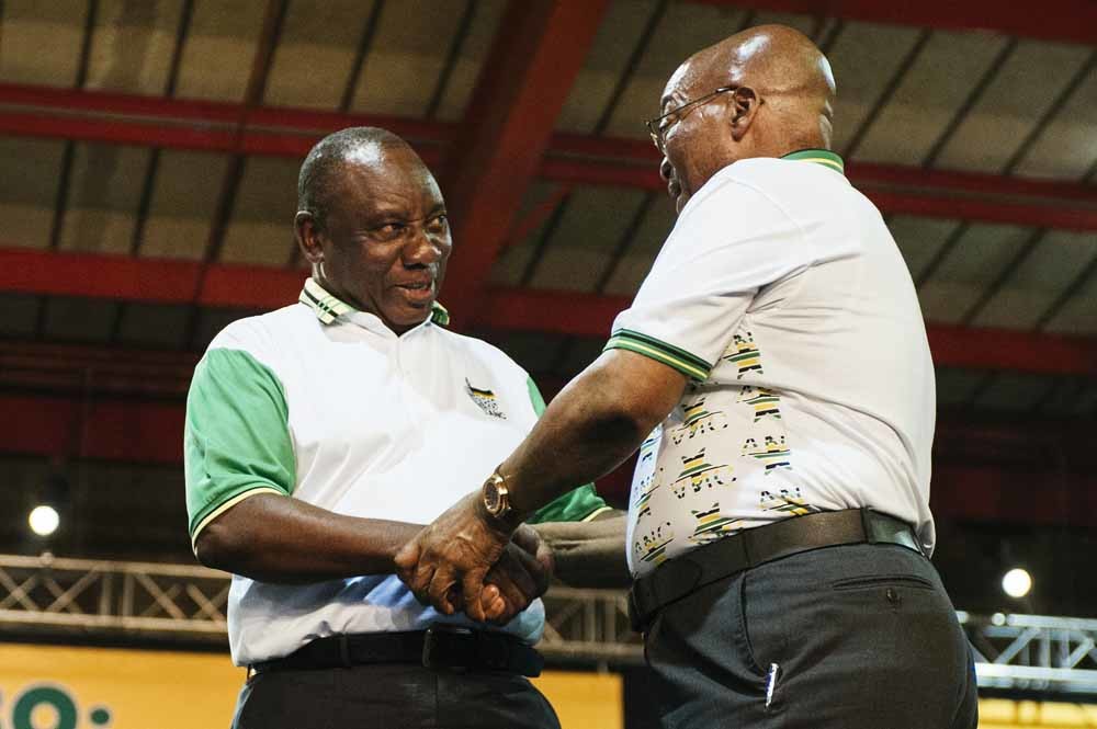 Cyril Ramaphosa (l.), de nieuwe leider van het ANC, en president Jacob Zuma op het partijcongres in december 2017. – © Waldo Swiegers / Getty Images