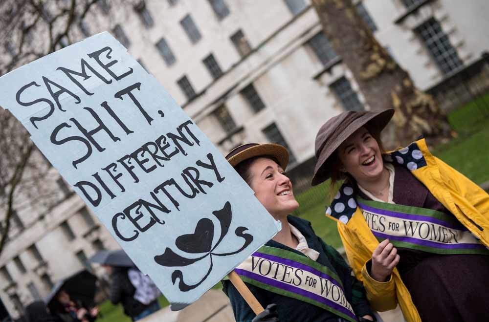 Vrouwen gekleed als suffragettes tijdens de Time’s Up Women’s Rally in Londen op 21 januari jl., een jaar na de eerste Women’s March tegen Trump. – © Chris J Ratcliffe / Getty Images