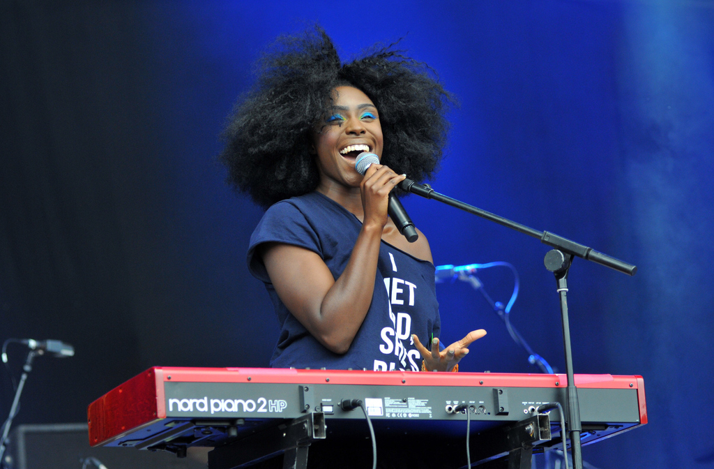 Laura Mvula tijdens een optreden in Robin Hill Country Park. – © C Brandon