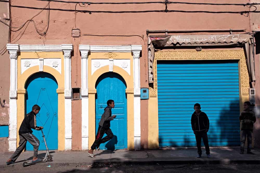 Spelende kinderen in de medina van de Marokkaanse stad Tiznit. – © Getty Images