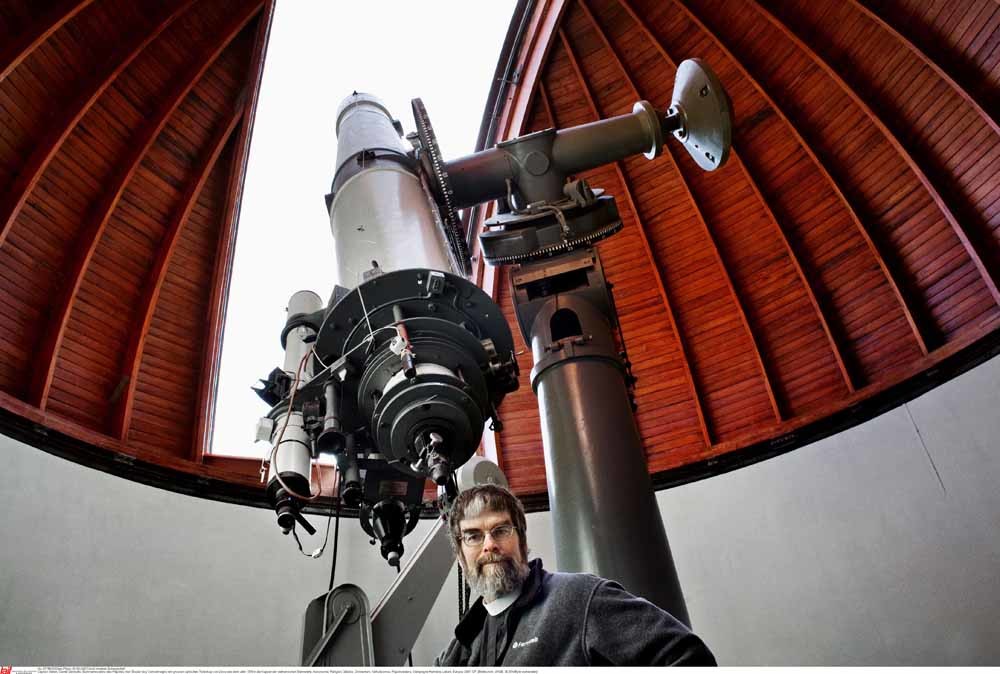 Guy Consolmagno bij de uit 1935 daterende Zeiss-telescoop in de koepel van de sterrenwacht in het Vaticaan. – © Annette Schreyer / HH