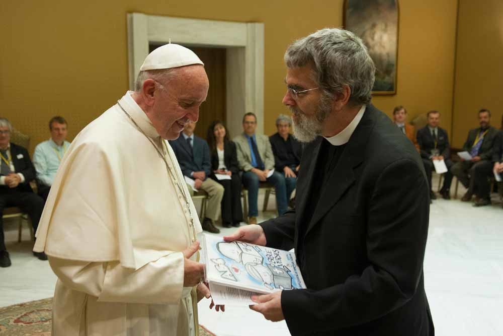 Consolmagno met zijn baas: paus Franciscus. – © L’Osservatore Romano / HH