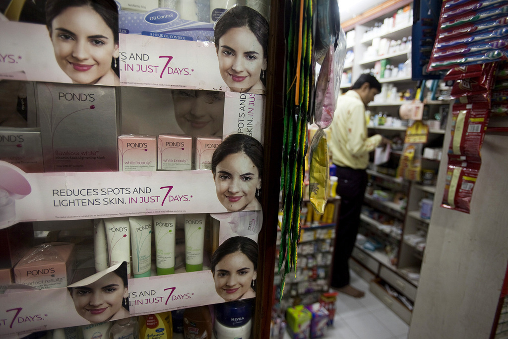 Geobsedeerd door albast Cosmeticadisplay in een drogisterij in Mumbai - © Prashanth Vishwanathan