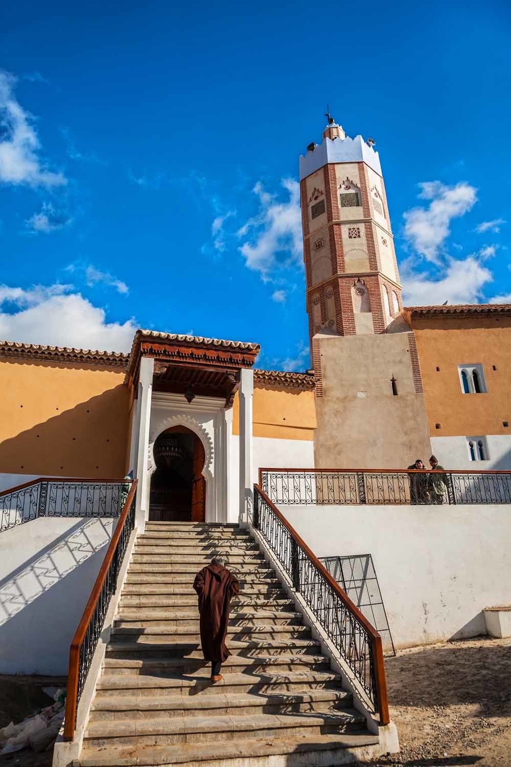 De minaret van de grote moskee van Chefchaouen, een van de acht moskeeën in de ‘heilige’ stad. – © Getty Images