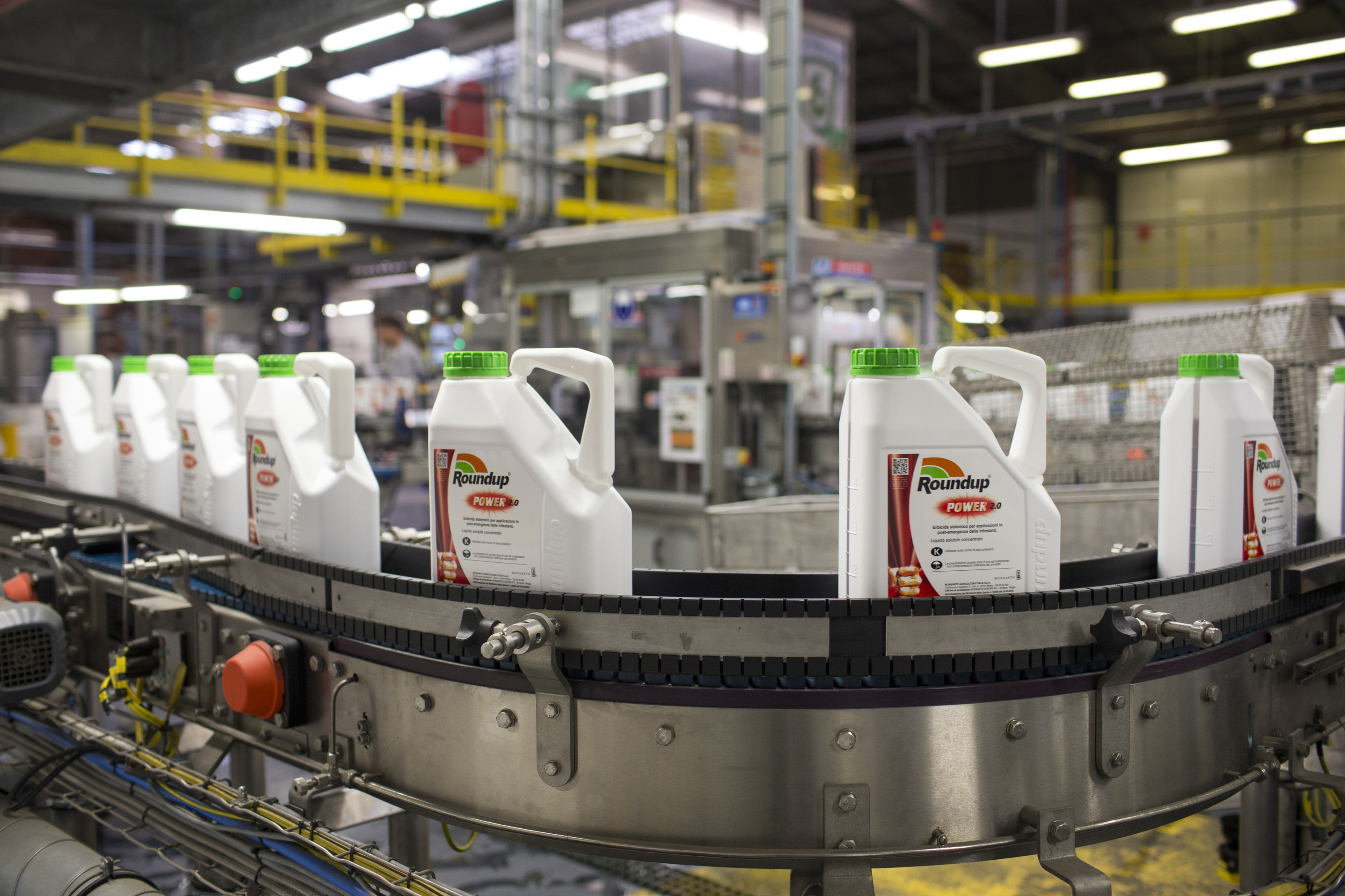 RoundUp op de lopende band. Het belangrijkste bestanddeel van dit kroonjuweel van het Amerikaanse Monsanto is glyfosaat, volgens IARC ‘vermoedelijk kankerverwekkend’. – ©  Jasper Juinen/Bloomberg via Getty Images