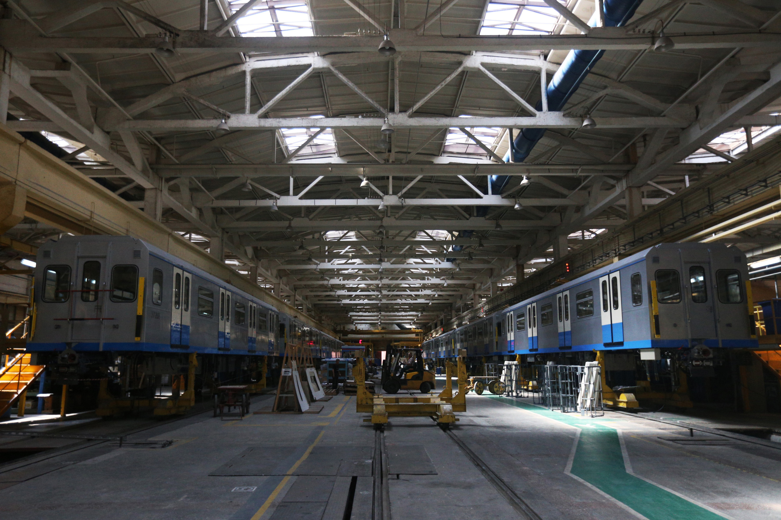 Nieuwe treinstellen van het Russische bedrijf Metrowagonmash in Moskou, dat al ruim 120 jaar metro’s levert in o.a. Petersburg, Baku, Tbilisi, Harkov, Praag, Moskou, en Boedapest. – © Wikipedia
