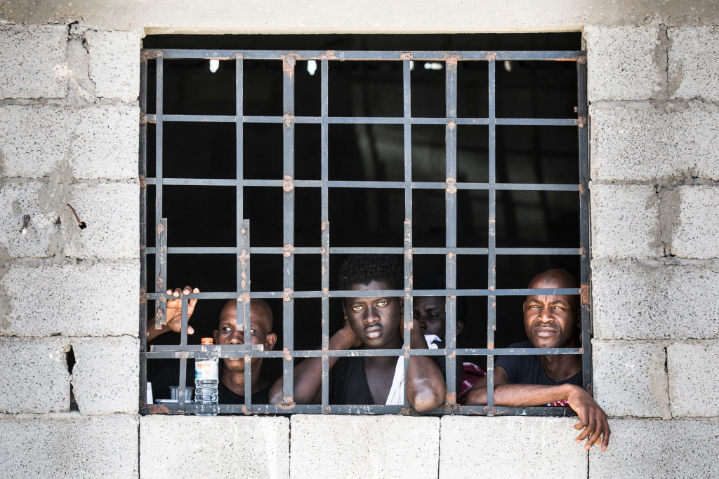 Een detentiecentrum in Tripoli, Libië. Hier worden illegale migranten vastgehouden. – © Florian Gaertner / Photothek via Getty Images