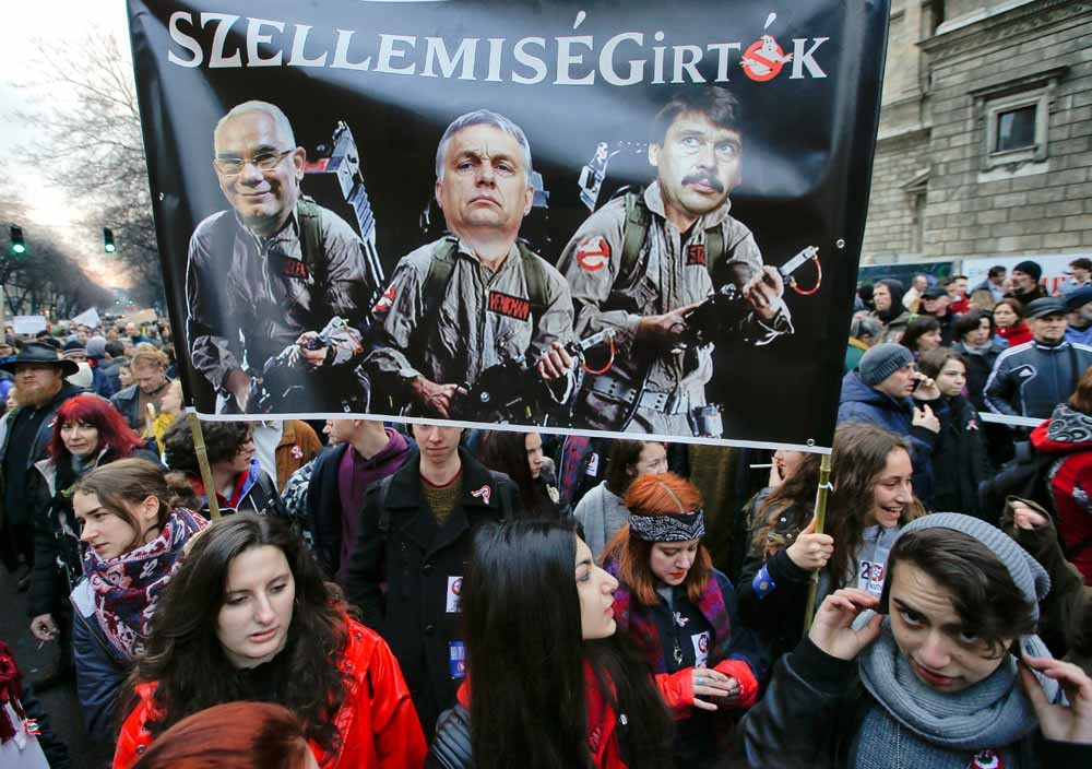 Protestdemonstratie tegen de Hongaarse premier Viktor Orbán, president Janos Ader en minister Zoltan Balog in Boedapest. – © AP / Darko Vojinovic