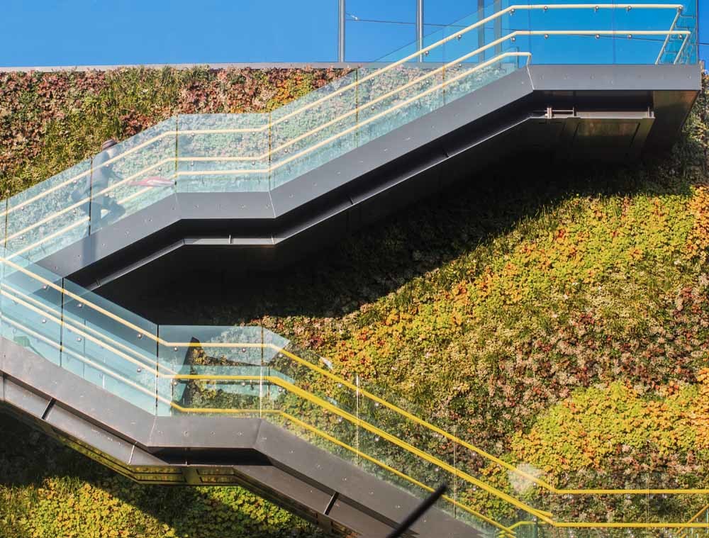 Planten in de stad Links: trappen naar een tramstation in Manchester. –  © Getty Images  Rechts: verticale tuin in Madrid.  – © Getty Images/Vetta
