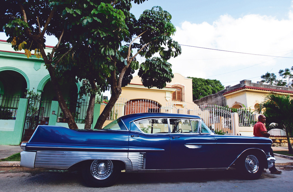 Cubanen mochten tot twee jaar geleden alleen auto's  kopen en verkopen die in het tijdperk voor de revolutie waren gemaakt. Sindsdien is het toegestaan ook nieuwe en tweedehands auto's aan te schaffen, op voorwaarde dat dit gebeurt via door de overheid ge