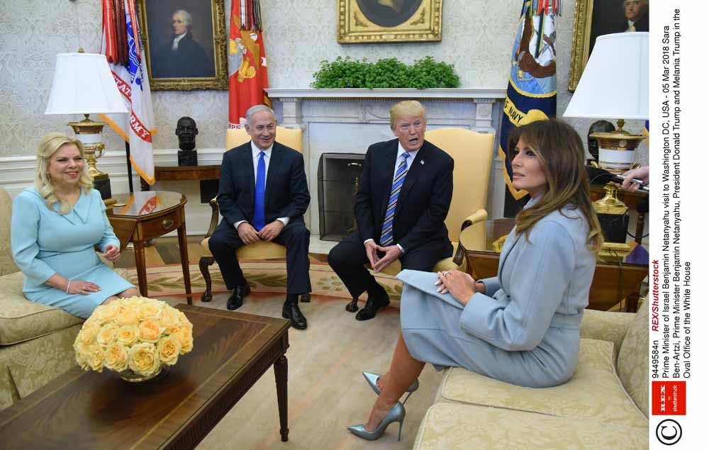 Sara en Benjamin Netanyahu op hun meest recente bezoek aan President Donald Trump en de First Lady, in de Oval Office van het Witte Huis. – © REX / Shutterstock