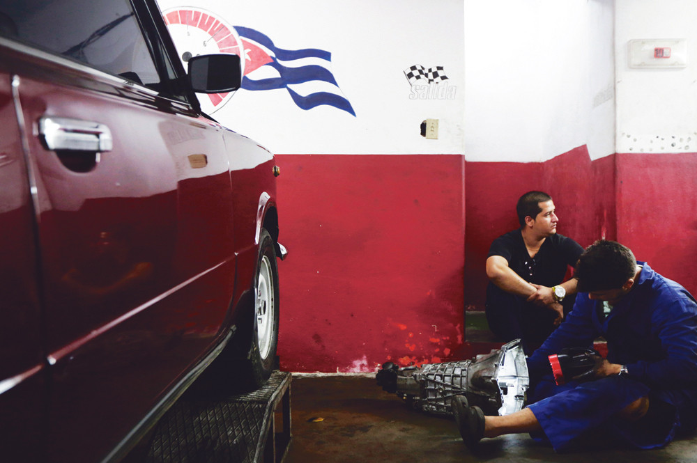Sleutelen aan een Russische Lada in een garage in Havana.   © Enrique De La Osa / Reuters