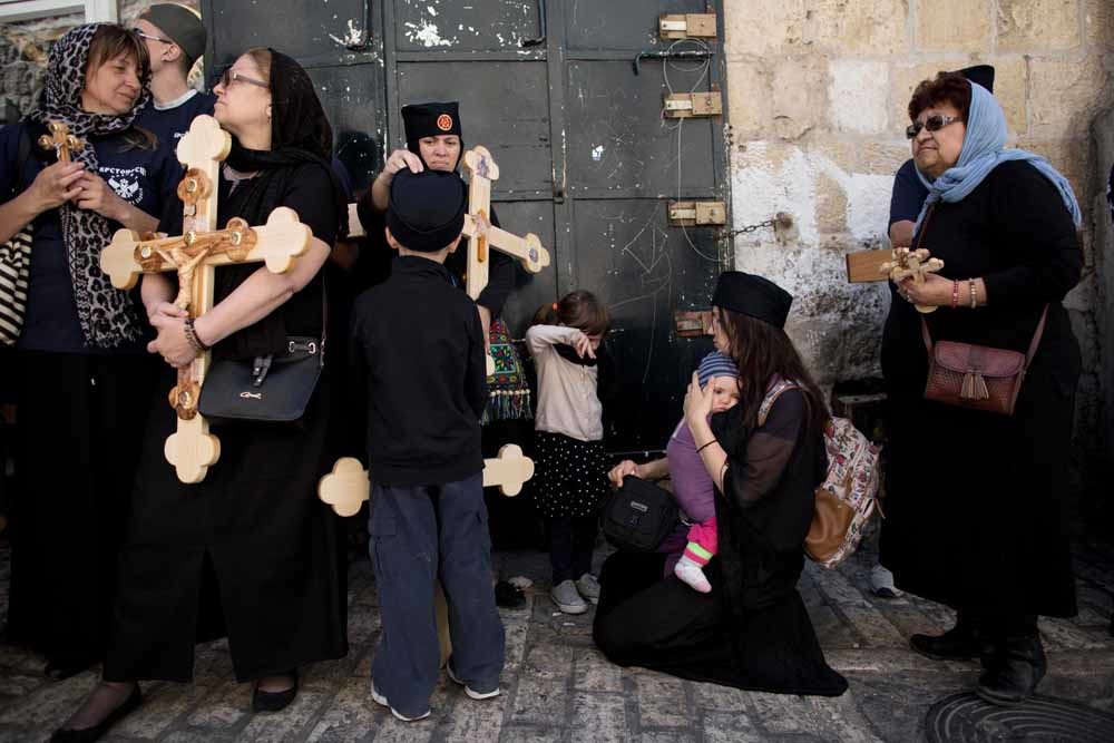 1. Christenen op weg naar Via Dolorosa en de Kerk van de wederopstanding; 2. Nonnen bereiden kerst voor; 3. Zwaaien met kip als Joodse voorbereiding op Jom Kippoer, grote verzoendag; 4. Ultra-orthodoxe Jood speelt viool voor Chanoeka. – © Oded Balility