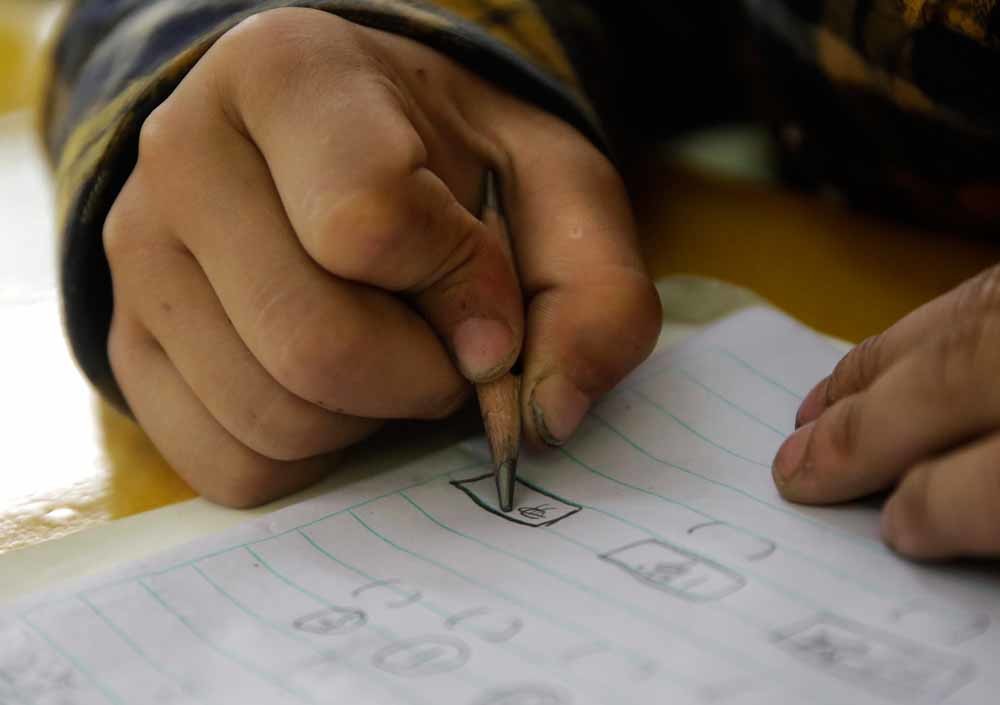 De tekens hierboven laten zien hoe dyslectische kinderen Chinese karakters schrijven; ze voegen een lijntje toe of verhaspelen verschillende karakters. – © Sixth Tone