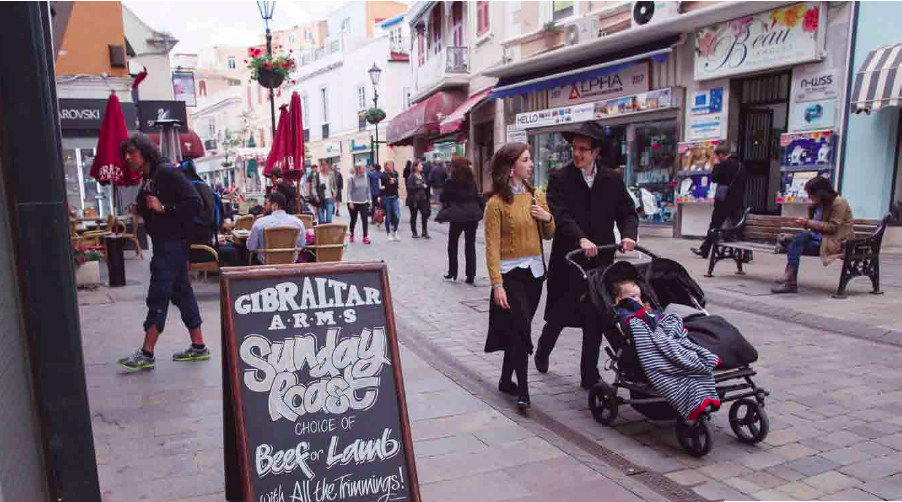 Een winkelstraat in Gibraltar, waar men het liefst wil dat alles bij het oude blijft. – © Pablo Blazquez Dominguez / Getty Images