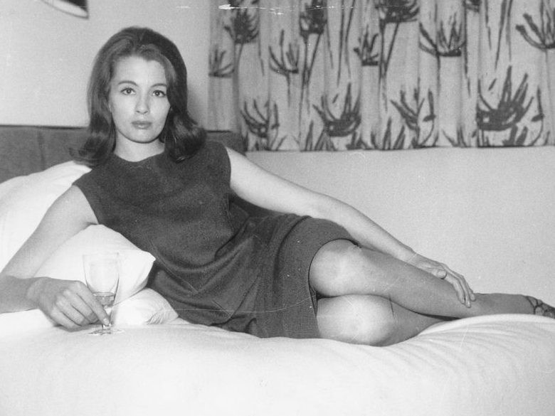 Christine Keeler had zowel een verhouding met Britse minister van Defensie Profumo als met Jevgeny Ivanov, een officier van de Russische militaire inlichtingendienst.