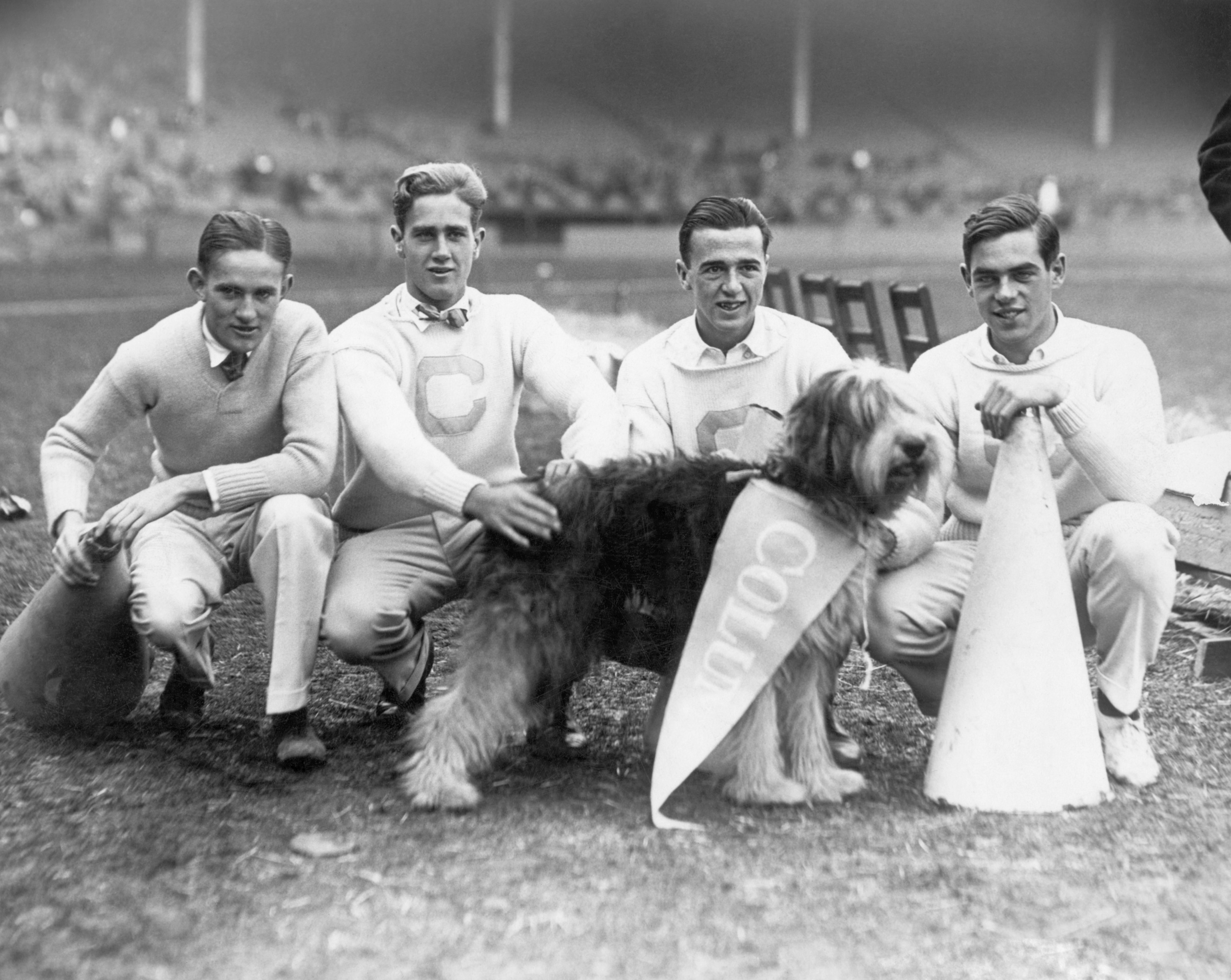 Cheerleading is begonnen als een sport voor mannen. Eisenhower, Roosevelt, Reagen en beide Bushes stonden tijdens hun studietijd met megafoon langs de zijlijn. – © HH