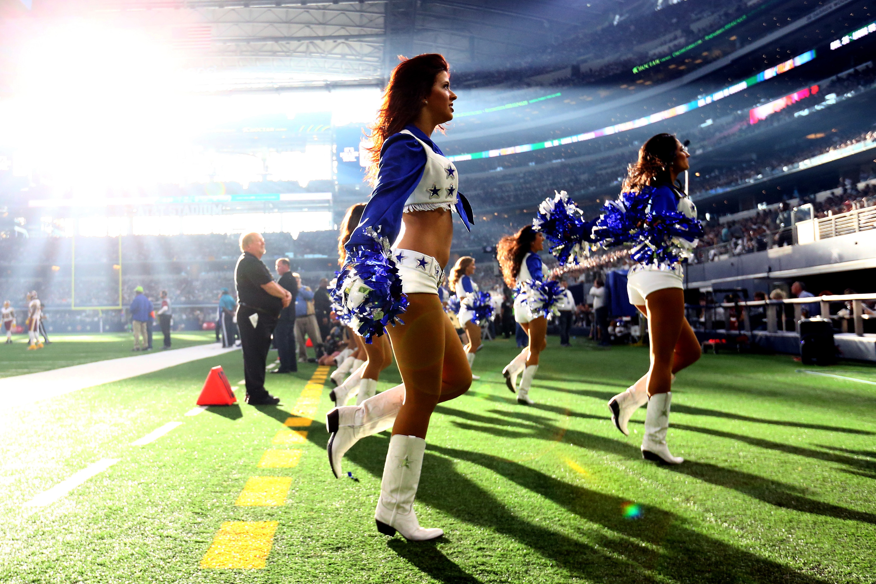 De cheerleader met hotpants en go-go-laarzen is te herleiden tot de Cowboys uit de jaren zeventig. – © Getty
