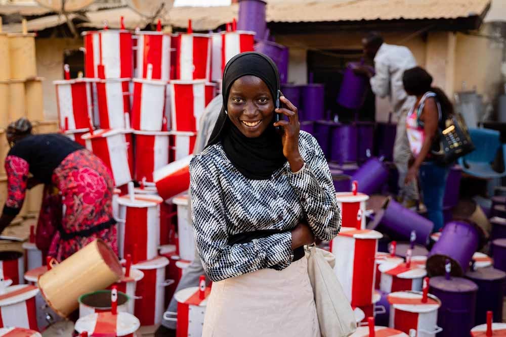 De eerste verkiezingen in Gambia na het vertrek van Jammeh. Ongeletterde inwoners konden stemmen met knikkers, die ze in gekleurde stembussen konden doen. – © HH