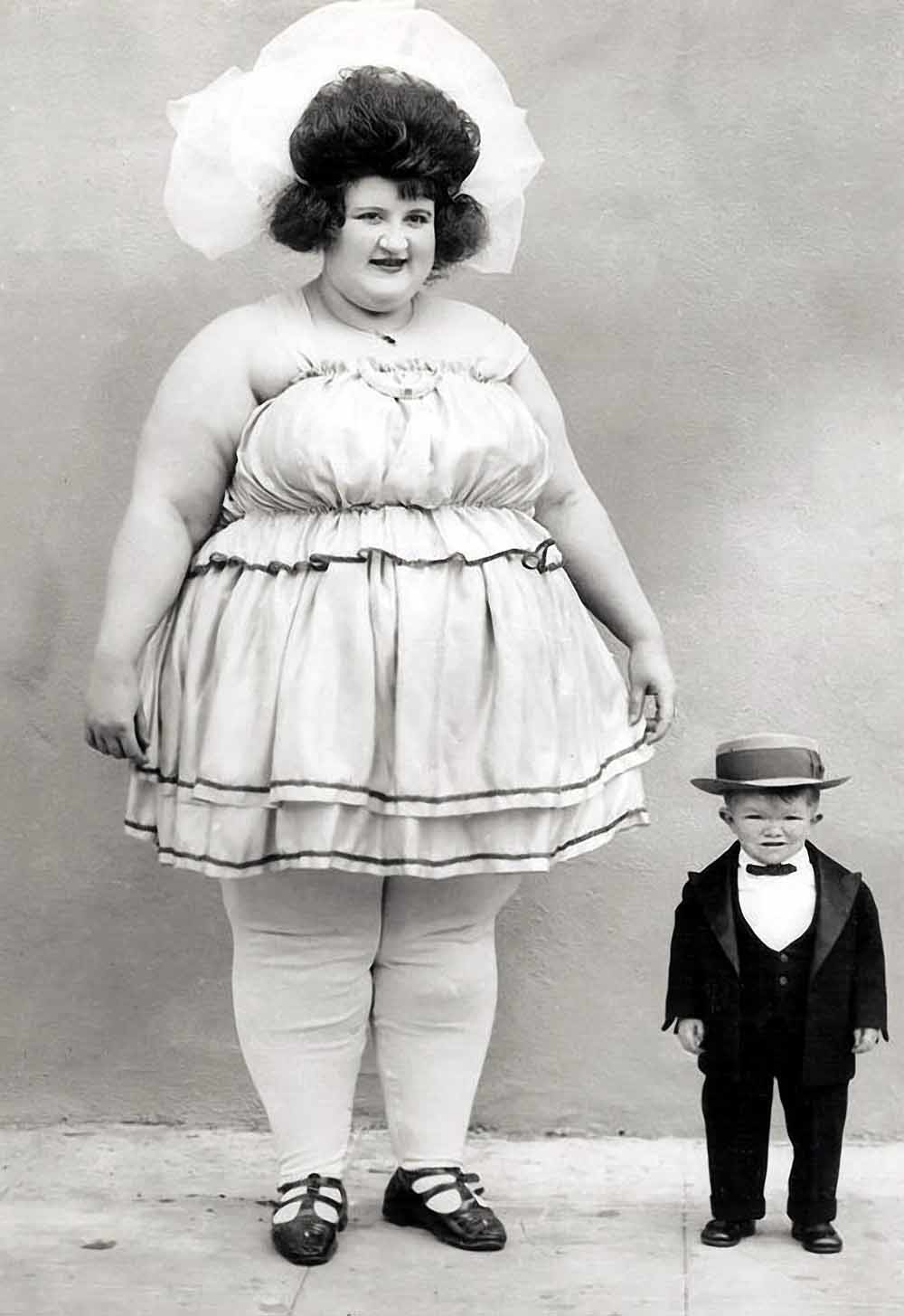 1922, ’s werelds grootste vrouw, de Californische Nellie B. Lane, naast ’s werelds kleinste man. – © Wiki / Getty