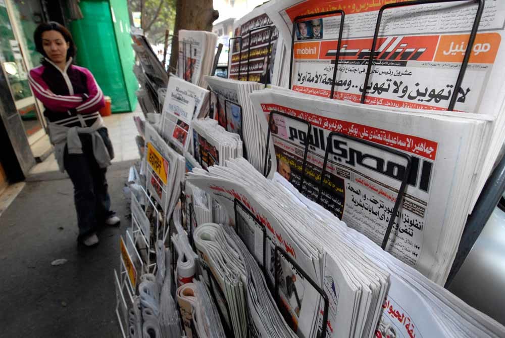 Al-Masri Al-Youm, hier met koppen, bij een kiosk in Cairo. – © Getty Images