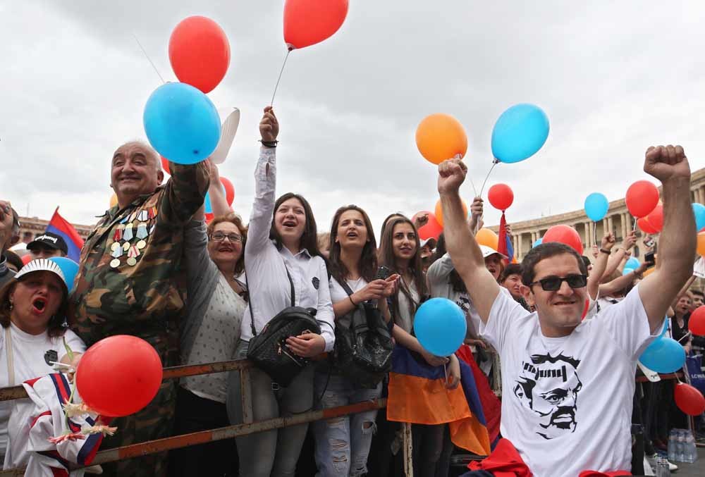 Aanhangers van Nikol Pashinian demonstreren in de hoofdstad Yerevan, vlak voor zijn benoeming tot premier. – © Thanassis Stavrakis / HH