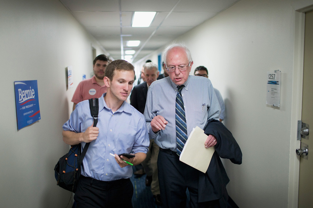 Sanders in gesprek met een journalist op zijn campagnehoofdkantoor in Iowa. – © Scott Olson / Getty Images