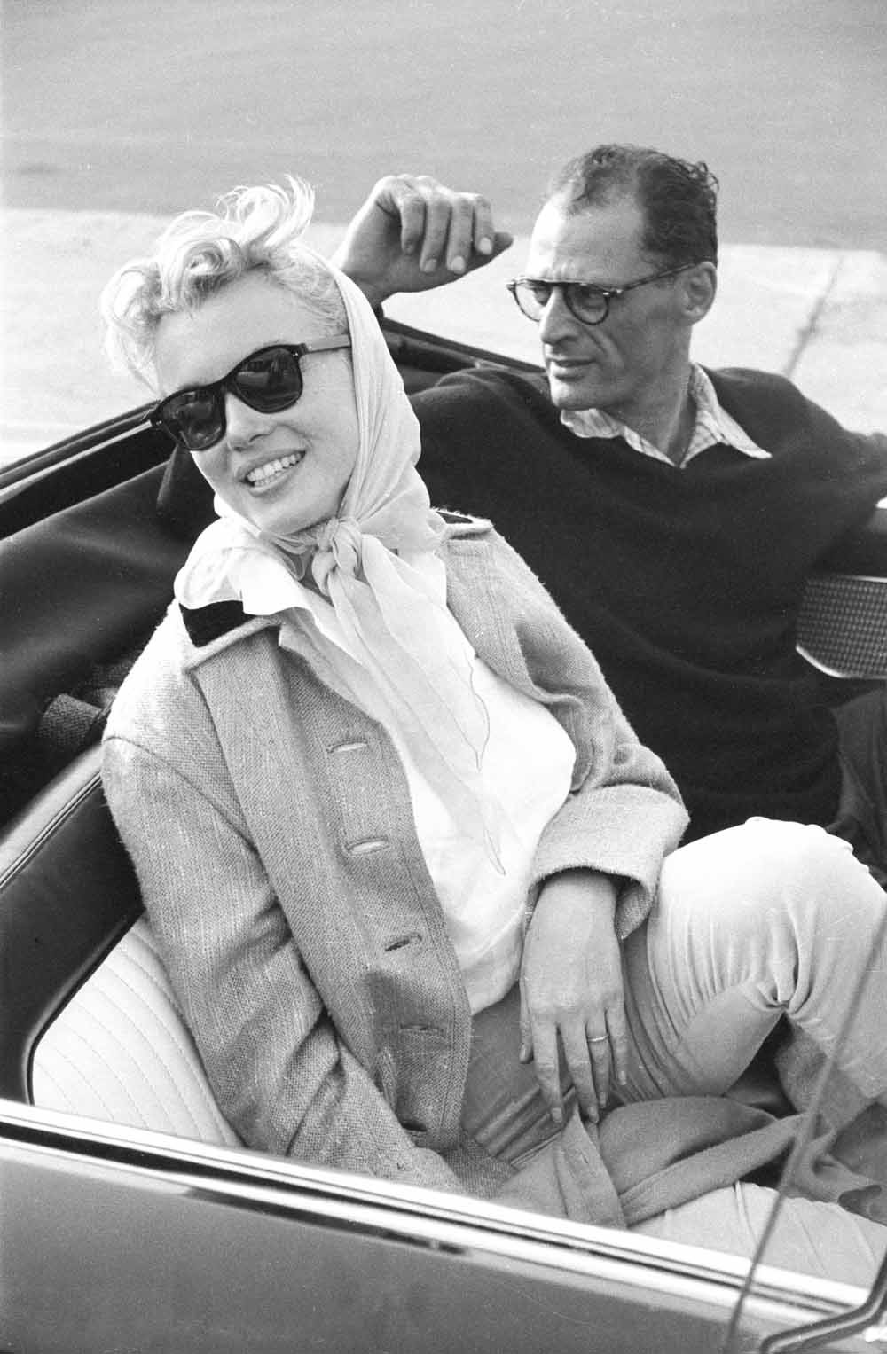 1956: Marilyn Monroe met Arthur Miller. – © Getty