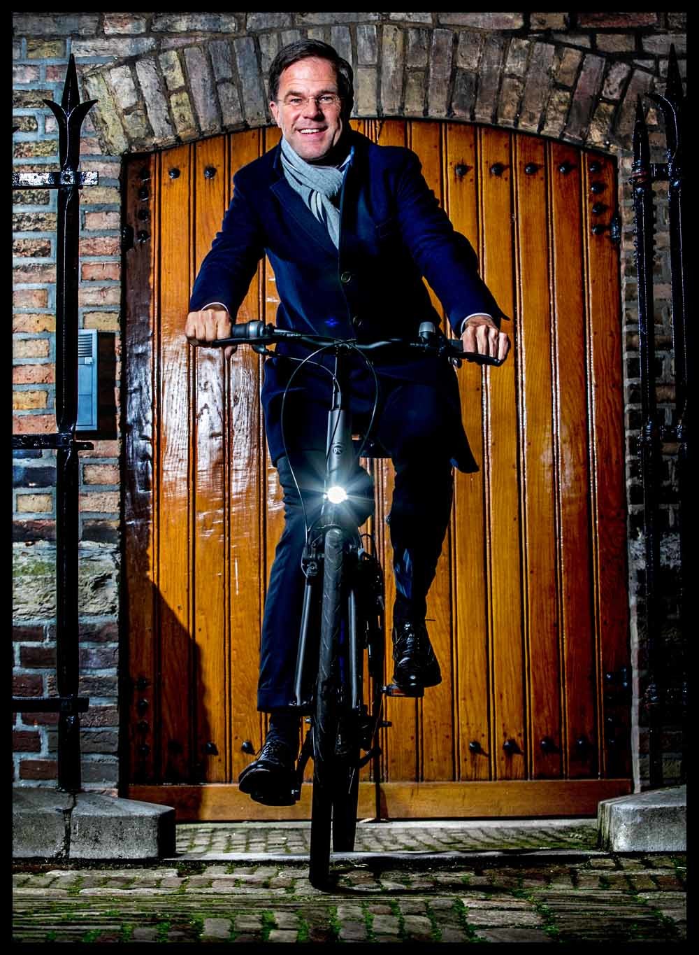 Mark Rutte op de fiets bij het trappetje naar het Torentje. – © Pim Ras / Hollandse Hoogte