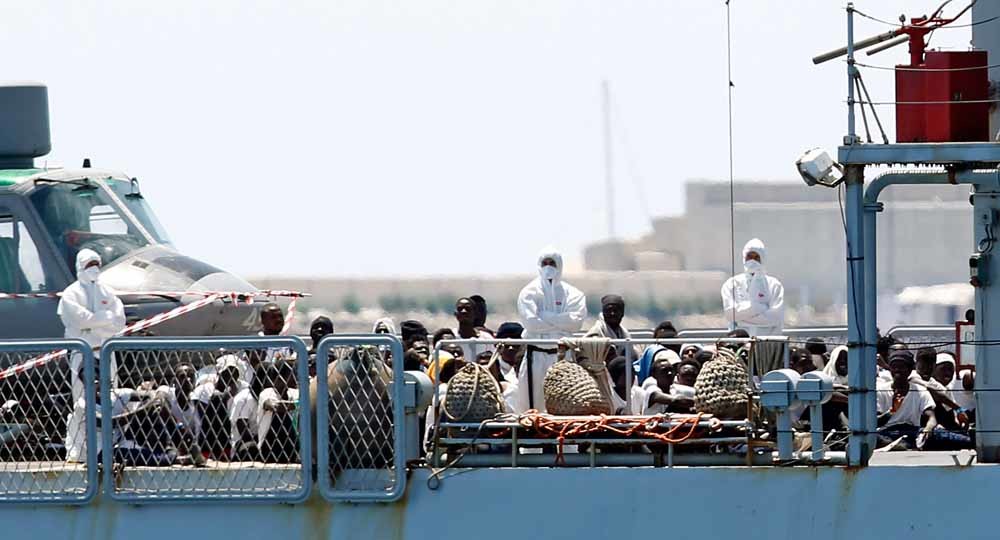 Migranten aan boord van de Aquarius. – © Alberto Saiz / AP
