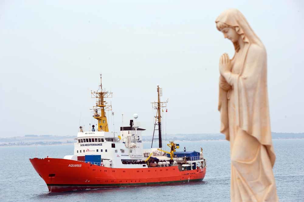 De Aquarius, een schip van de hulporganisaties SOS Méditerranée en Artsen zonder Grenzen, pikt sinds februari 2016 migranten en vluchtelingen op die vanuit Libië Italië proberen te bereiken. – © Salvatore Cavalli / AP