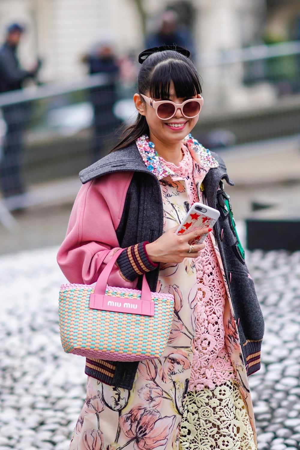 De invloedrijke Chinese styliste en modejournaliste Leaf Greener tijdens de Parijse Fashion Week in maart dit jaar. – © Edward Berthelot / Getty Images