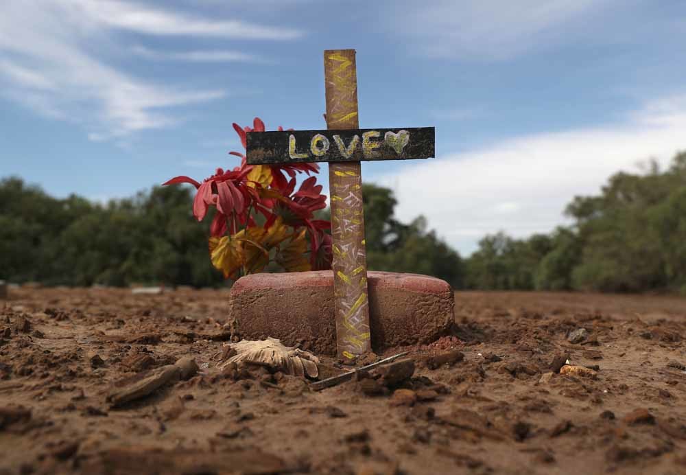 Een kruis markeert het graf van een immigrant in Holtville, Californië, in 2016. – © John Moore / Getty Images