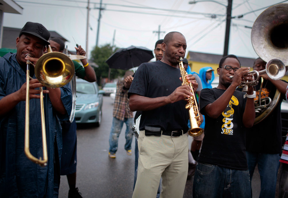 Saxofonist Branford Marsalis (m) met Brass Band bij een herdenkingsoptocht voor  de orkaan Katrina.  © Lee Celano / Reuters