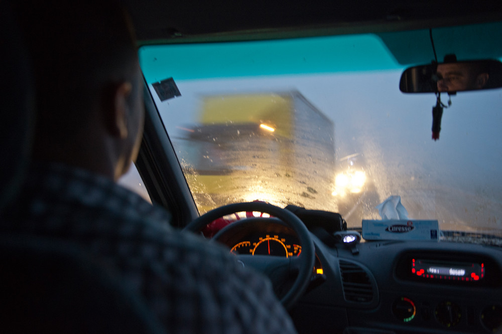 Viktor Talic on the road, achter het stuur van zijn Mercedes Sprinter. – © Thomas Grabka / Der Spiegel